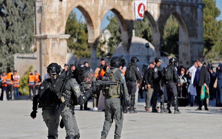 আল-আকসা মসজিদে ইসরাইলি পুলিশের ব্যাপক হামলা